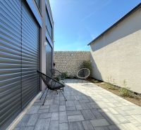 Das Einfamilienhaus in Orviský kút in Piešťany hat eine Terrasse mit Fliesen und Gartenstühle.