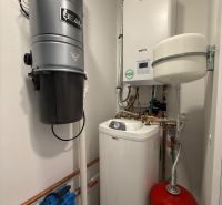 Technikraum in einem Einfamilienhaus mit Heizkessel und Zentralstaubsauger.