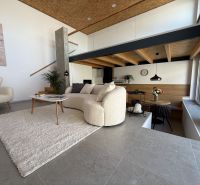 Wohnzimmer in einem Einfamilienhaus mit bequemen Möbeln und Wanddekoration.