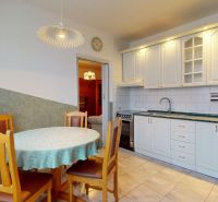 Helle Küche mit Tisch und Stühlen in einer 3-Zimmer-Wohnung mit praktischer Anordnung.