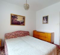Schlafzimmer in einer 3-Zimmer-Wohnung mit Teppichboden, Bett und Möbeln.
