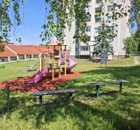 Spielplatz und Wohnhaus in der J.J. Boora Straße in Holíč bei einer 3-Zimmer-Wohnung.