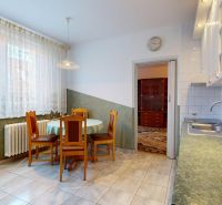 Küche in einer 3-Zimmer-Wohnung mit Esstisch, Stühlen und Küchenzeile.