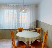 Essbereich mit Tisch und Stühlen in einer 3-Zimmer-Wohnung.