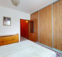 Schlafzimmer mit großem Schrank und Gemälde, Teil einer 3-Zimmer-Wohnung.
