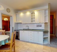 Küche in einer 3-Zimmer-Wohnung mit Essbereich und weißen Schränken.