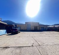 Die Sonne über einem Industriegebäude auf einem Grundstück - Gewerbe, Majerská cesta, Majer, Banská Bystrica.