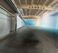 Produktionsräume mit Betonboden und hellen Wänden, verstärkte Decke.