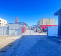 Produktionsräume in der Majerská-Straße in Banská Bystrica mit Tor und Industriegebäuden.