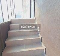 Sparren, die in das erste Stockwerk des Büros führen, mit einem hellen Treppenhaus.