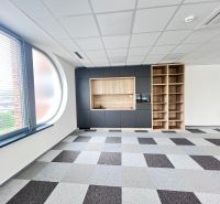 Kancelärräume mit großem Fenster, Einbauschränken und Schachbrettboden.