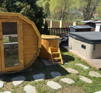 Sauna, Badefass und Whirlpool vor der Hütte in Turík, Bezirk Ružomberok.