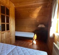 Ein hölzernes Interieur mit zwei Betten, ein Schlafzimmer in einer Hütte, ein Boden mit Holzdekor.