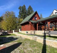 Holzhütte umgeben von Grün in der Erholungsregion Turík, Bezirk Ružomberok, Region Žilina.