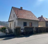 Einfamilienhaus in Podháj mit rotem Dach und Garten, Bezirk Banská Bystrica.