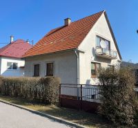 Einfamilienhaus im Dorf Podháj, Kráľová, Banská Bystrica mit rotem Dach und Garten.
