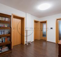 Innenraum eines Einfamilienhauses mit Holzboden-Dekoration und Bücherregal.