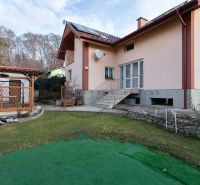 Einfamilienhaus in der Borinská-Straße in Marianka mit Garten und Terrasse.