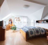 Schlafzimmer in einem Einfamilienhaus mit Holzboden, Bett und Dekorationen.