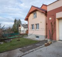 Einfamilienhaus in der Borinská-Straße in Marianka mit Vorgarten und Garage.