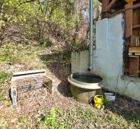 Holzkonstruktion der Hütte und Regentonne im Garten in der Straße 1. mája, Krásna.