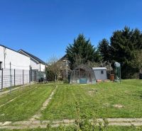 Garten mit Rasen, Gewächshaus und Bäumen in der Hrušovská-Straße in Bratislava - Vrakuňa.