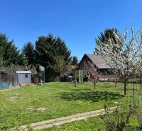 Garten mit Rasen und Bäumen in Bratislava - Vrakuňa in der Hrušovská Straße. Grundstücke - Wohnen.