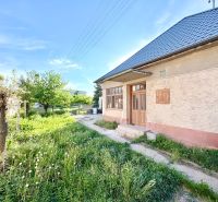 Ein Einfamilienhaus in Šoporňa mit großem Garten und Eingangsterrasse.