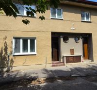 Fassade des Gebäudes in der J. Emanuela Straße in Vrbové, geeignet für eine 2-Zimmer-Wohnung.