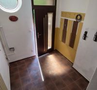 Eingangsbereich mit Fliesen und dekorativem Rundfenster in einer 2-Zimmer-Wohnung.