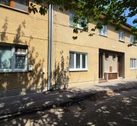 Mehrfamilienhaus in der J. Emanuela Straße in der Stadt Vrbové, das 2-Zimmer-Wohnungen anbietet.