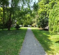 Ein Gehweg umgeben von Grün auf der J. Emanuela Straße in der Stadt Vrbové, neben einer 2-Zimmer-Wohnung.
