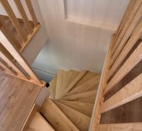 Holztreppe und Boden mit Holzdekor in einer 2-Zimmer-Wohnung.