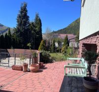 Im Außenbereich des Einfamilienhauses in Švošov gibt es einen Garten mit Terrasse und Blumenkästen.