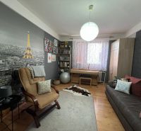 Wohnzimmer in einem Einfamilienhaus mit Holzboden und einem großen Eiffelturm an der Wand.