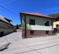 Ein Einfamilienhaus in Švošov mit Steinverkleidung und gepflastertem Eingang.