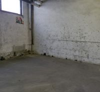 Industrielles Interieur mit abgenutzten Wänden und grauem Boden, Lager und Hallen.
