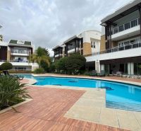 Ferienwohnung in SIDE, Bereich Kumköy, mit Pool und Holzboden.
