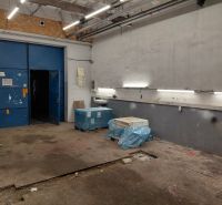 Lagerhallen und -gebäude mit blauen Türen, Beleuchtung und Materialien auf dem Boden mit Holzdekor.