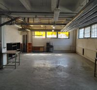 Industrielles Interieur mit Rohrleitungen und alter Ausrüstung in Lager und Halle.