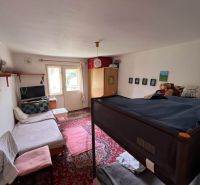 Ein Zimmer in einem Einfamilienhaus mit einem Etagenbett, einem Teppich und einem Fernseher auf einem Regal.