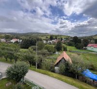Blick auf Einfamilienhäuser in Kalameny inmitten der grünen Landschaft und Hügel.