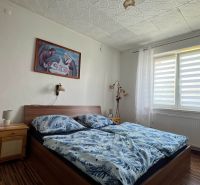 Schlafzimmer in einer 3-Zimmer-Wohnung mit Bett und Bild an der Wand.
