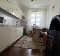 Küche in einer 3-Zimmer-Wohnung mit weißer Küchenzeile und Mikrowelle.
