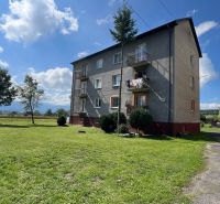 Ein Wohnhaus in Pribylina, umgeben von Grünflächen und blauem Himmel, mit Blick auf die umliegende Landschaft.