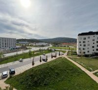Blick aus einer Einzimmerwohnung in der Hany Ponická-Straße in Bratislava - Lamač mit Parkplätzen.