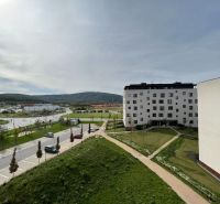 In Bratislava - Lamač in der Hany Ponická Straße sind moderne Gebäude und ein Parkplatz zu sehen.
