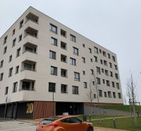Wohngebäude in der Hany Ponická-Straße, Bratislava - Lamač, mit Parkmöglichkeiten vor dem Gebäude.