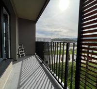 Balkon in einer 1-Zimmer-Wohnung in Bratislava - Lamač, in der Hany Ponická Straße, mit Aussicht.