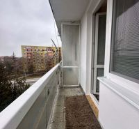 Balkon mit Teppichmatte in der Ferienwohnung Dunajská Streda, Blick auf das Wohngebiet.